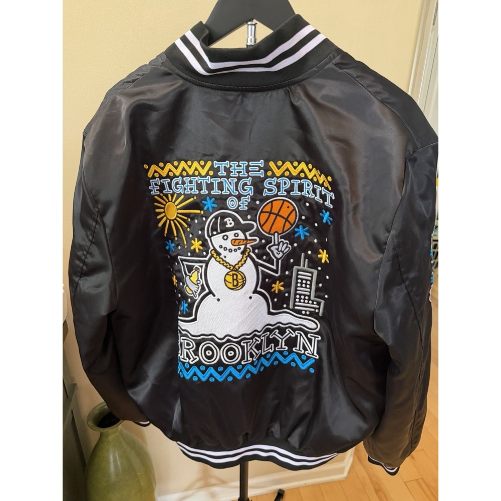 Modelo Brooklyn Nets SNOEMAN Mens Large Satin Bomber Jacket Embroidered